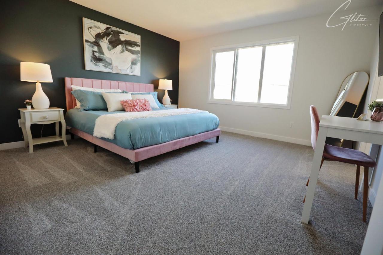 Beautiful 3 King Beds,Garage,Airport,Disney+ Едмънтън Екстериор снимка